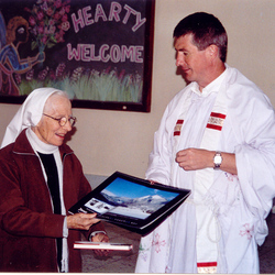 Pfarrer Schlemmer mit Sr. Fidelis in Indien