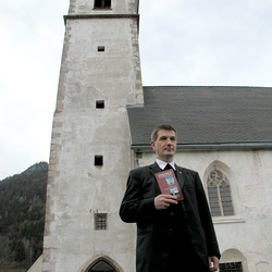 Pfarrer Schlemmer vor der Kirche    