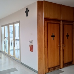 Eingangsbereich Pfarrkirche mit Beichtstühle