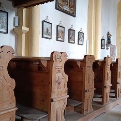 Kirchenbänke mit Kreuzweg und linker Seitenaltar